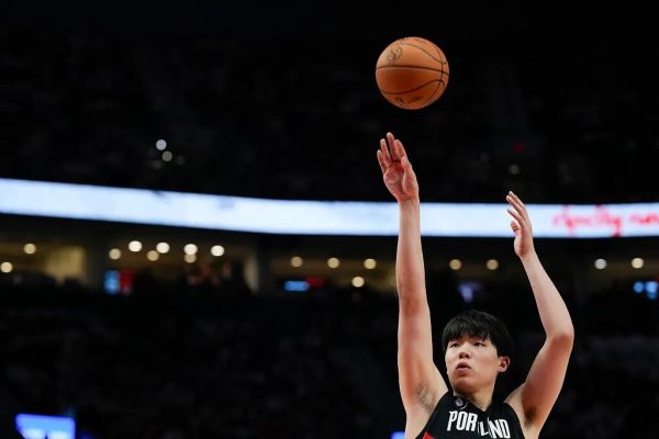 上场5分钟,得2分,1个篮板,杨瀚森体验NBA万事开头难 上场5分钟,得2分,1个篮板,杨瀚森体验NBA万事开头难