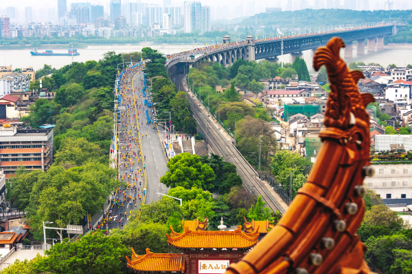 奔跑湃|赛道摄影师陈波娜,用镜头记录下城市写给跑者的情书 奔跑湃|赛道摄影师陈波娜,用镜头记录下城市写给跑者的情书