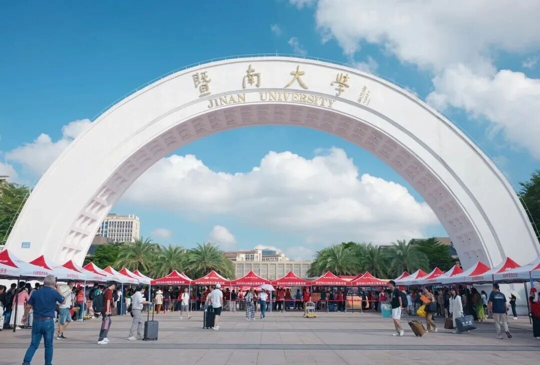 全红婵已到暨南大学报到,与体育学院院长苏炳添合影留念 全红婵已到暨南大学报到,与体育学院院长苏炳添合影留念