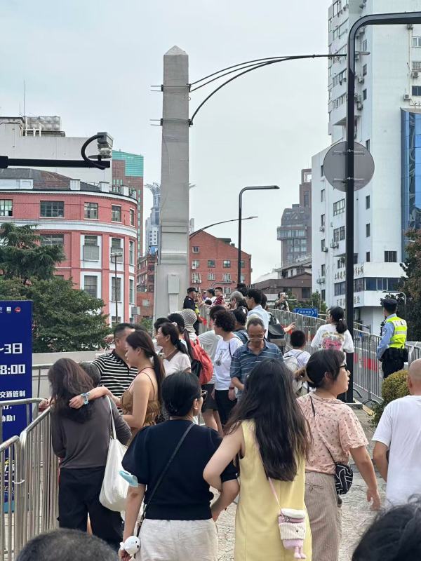 上艇恰逢国庆中秋双节,游客成了今年观众的主力军 上艇恰逢国庆中秋双节,游客成了今年观众的主力军